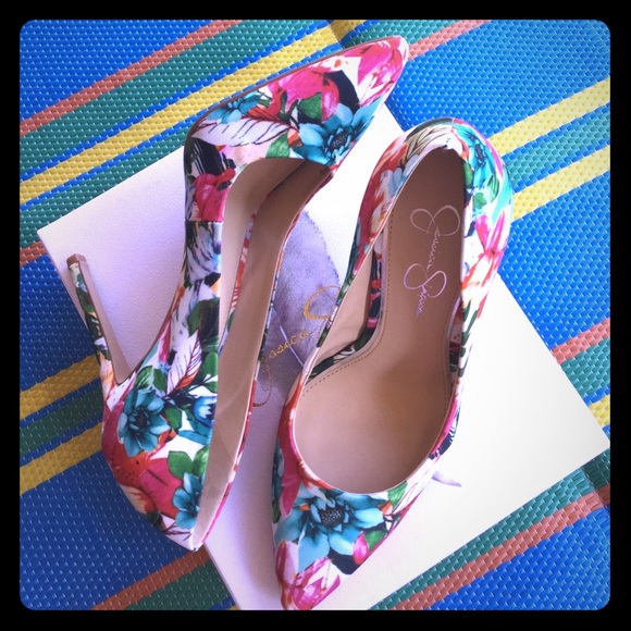 Jessica Simpson Shoes - Jessica Simpson floral purla heels.